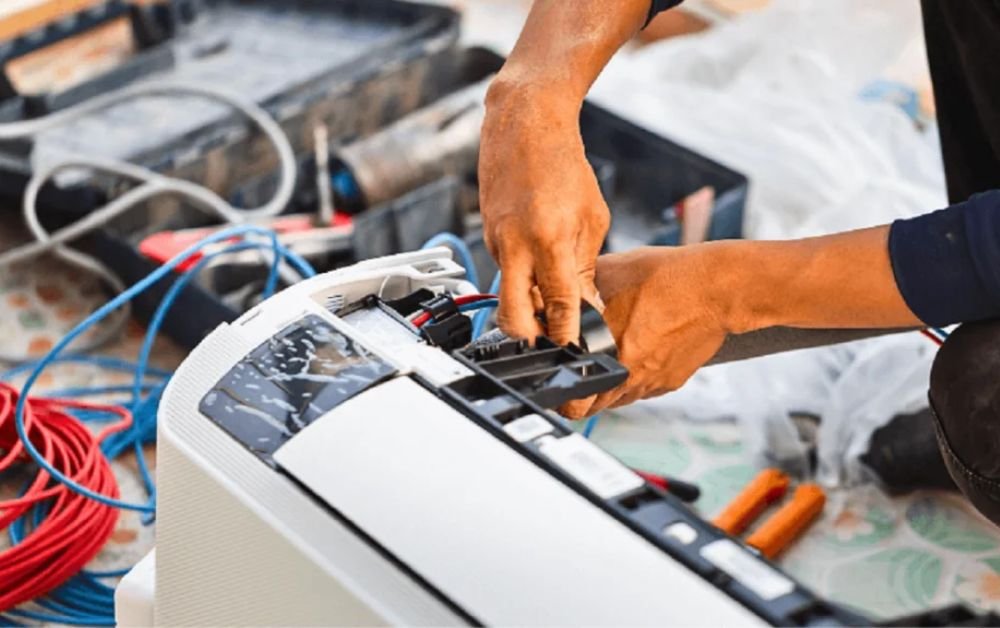 Why Your AC Isn’t Cooling Properly in Dubai (And When You Should Call a Technician)